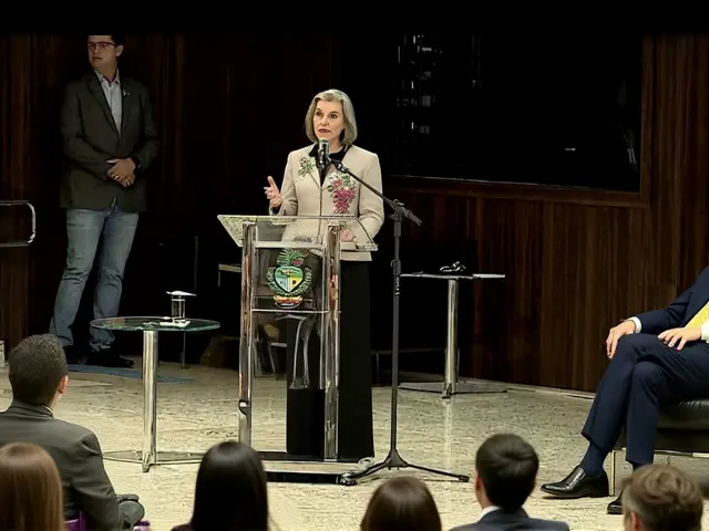 Cármen Lúcia debate democracia e violência contra mulher em universidades